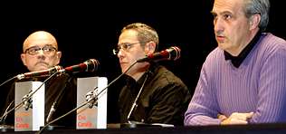 Caamaño, flanqueado por Miguel A. Fernández y el editor Acuña, en la presentación de su novela