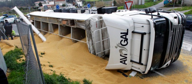 PONTEVEDRA Camion pienso volcado accidente MONICA PATXOT
