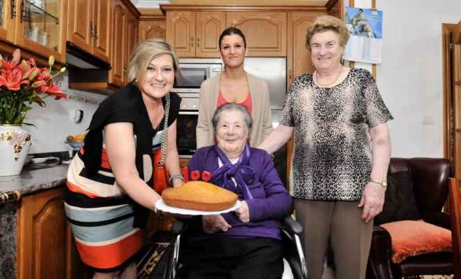 53a30a51db-20140619-diegotorrado-homenaje-senora-centenaria-2